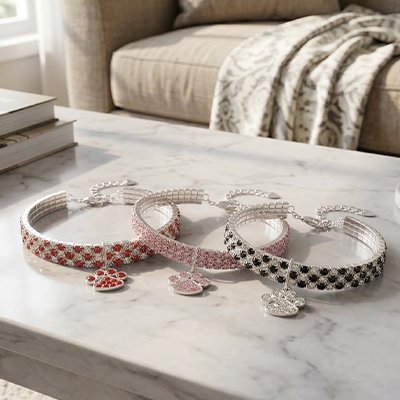 Trois colliers chat brillants rouge rose noir pendentifs pattes.