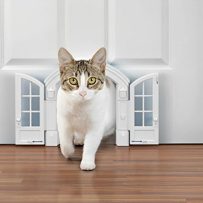 Chat blanc et gris passant par une élégante chatière architecturale.

