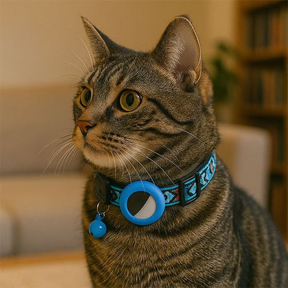 Chat portant un collier GPS chat bleu à motifs ethniques