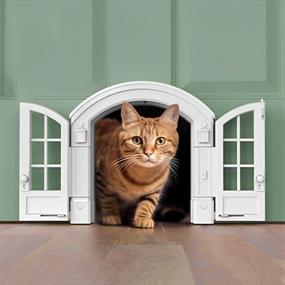 Chat roux sortant d'une chatière blanche en forme d'arche.

