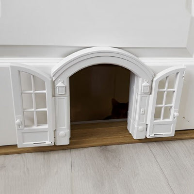 Chatière blanche style classique installée sur une porte intérieure moderne.
