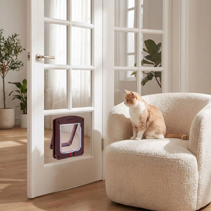 Chatière chat roux assis sur fauteuil blanc près de la porte.
