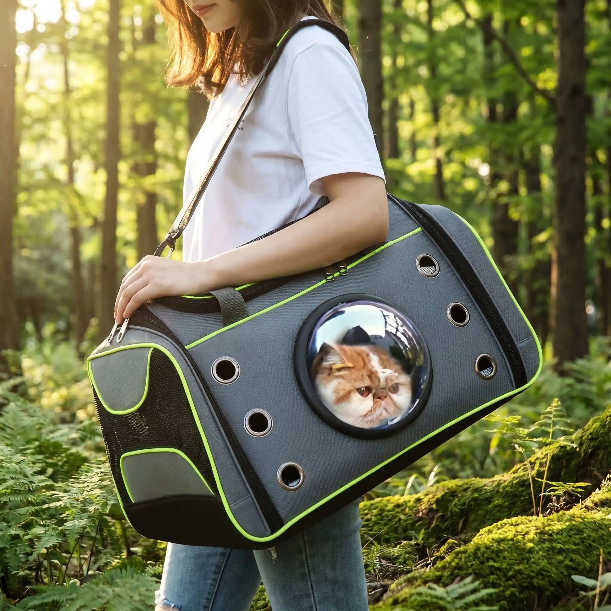 Femme marchant en forêt avec sac de transport pour chat vert.

