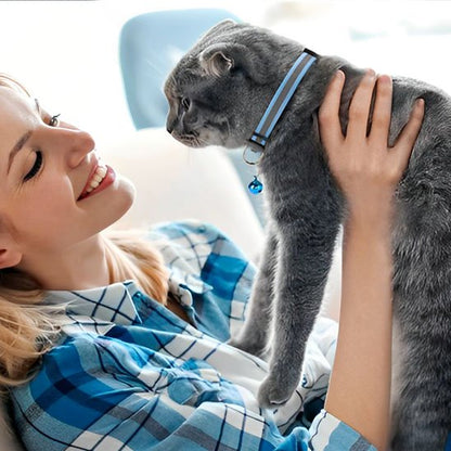 Femme souriante tenant son chat gris au Collier pour chat bleu
