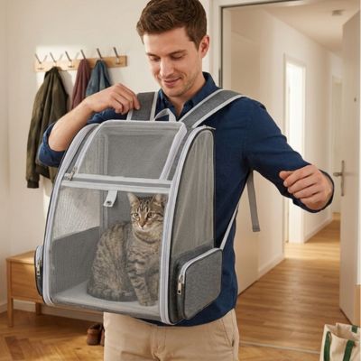 Sac à dos pour chat adulte gris avec un homme dans l'entrée. 


