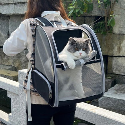 Sac à dos pour chat adulte noir sur une femme de dos. 

