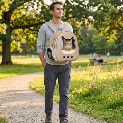 Sac à dos pour chat beige porté au parc.
