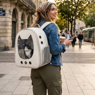 Sac à dos pour chat blanc porté en ville.