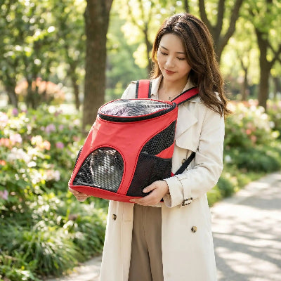 Sac à dos transport chat porté par une femme élégante au parc. 

