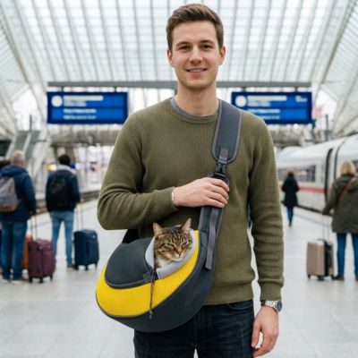 Sac transport chat bandoulière jaune gris porté par un homme à la gare.