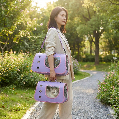 Sac transport chat violet avec hublot en forme de chat au parc. 