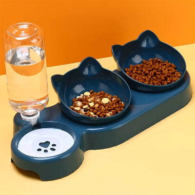 Gamelle pour chat bleue avec croquettes et eau