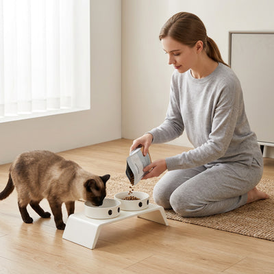Femme remplissant double gamelle pour chat