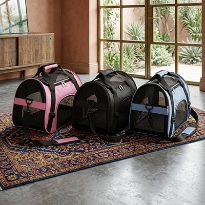 sac de transport pour chat variantes rose noir bleu sur tapis

